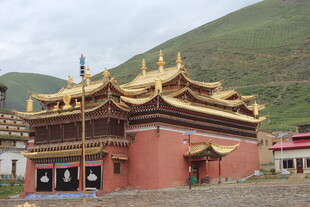藏式金顶寺庙建筑风貌