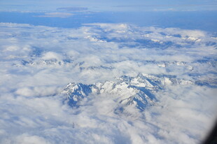 高空俯瞰壮丽雪山云海