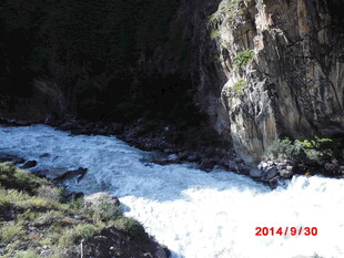 山间湍急河流