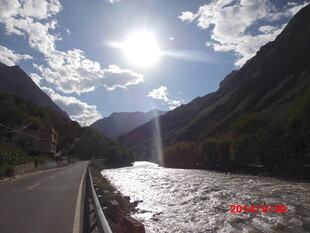 山间公路旁的波光粼粼