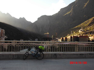 山间公路旁停放的骑行自行车