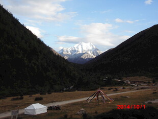 山谷间的雪山与原野风光