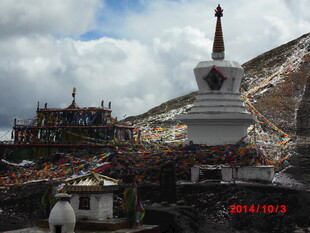 藏地白塔与经幡景观