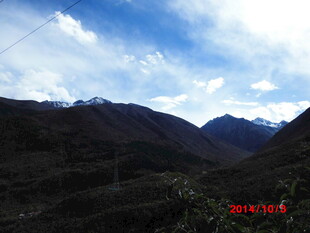 壮丽山景 蓝天白云映山峦
