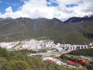 山间城镇风光