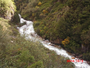 山间蜿蜒溪流