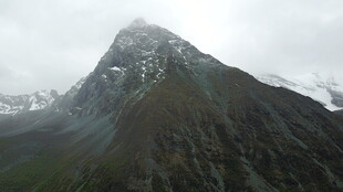 巍峨雪山 云雾缭绕之景