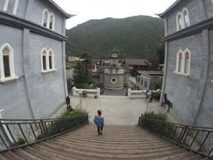 蓝墙建筑间的行人步道