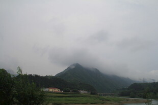 云雾缭绕的山间田园景色