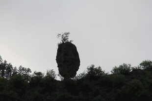 奇特悬空巨石