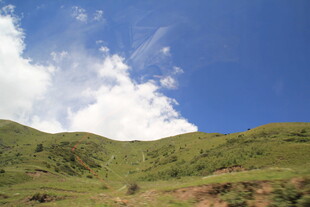 青山蓝天间的美丽景致