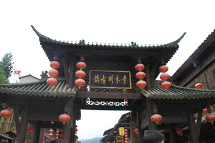 古村牌坊 红灯高悬