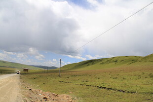 草原土路风景