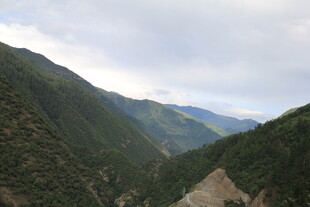 山间壮丽景色