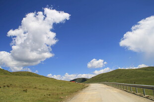 草原公路 蓝天白云美景