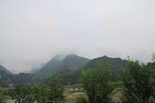山间云雾缭绕的秀丽景色