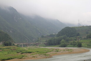 山间云雾缭绕的宁静景致