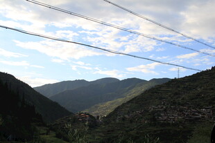 山间风景 电线横跨山谷