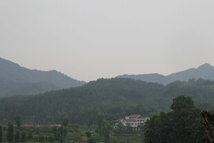 山间景色 朦胧绿意隐屋舍