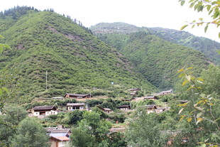 山间村落 绿意环绕的家园