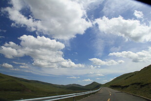 公路伸向远方的美丽风景