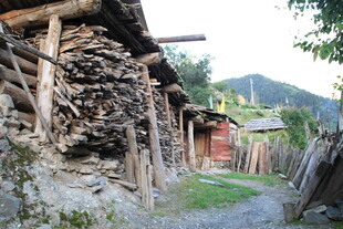 乡村木柴堆砌的古朴小屋