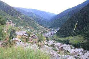 山谷中的村落美景