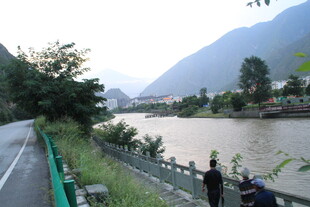 公路旁河畔的骑行与观景