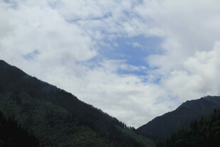 山间蓝天白云美景