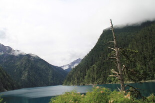 山间幽湖美景
