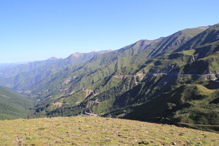 高山草甸间的壮丽山峦
