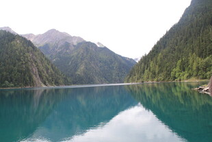 碧绿湖水映青山美景