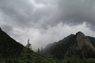 云雾缭绕的山峦景色