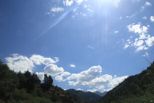 山间晴日美景