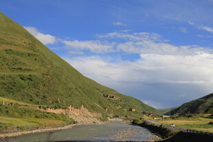 山间河畔美景