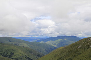山峦云海间的壮美风景