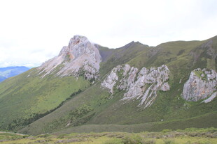 翠绿山峦间的嶙峋岩石