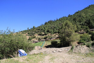 山间露营场景