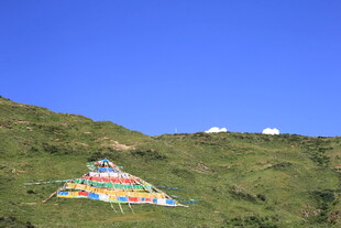 山坡上的多彩经幡景观