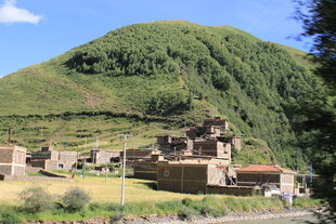 山间村落 古朴宁静之景