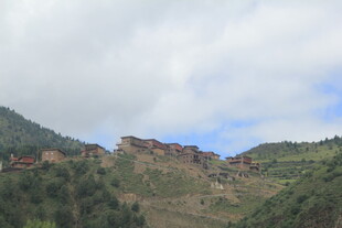 山间村落景色