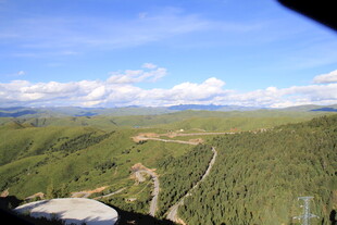 俯瞰葱郁山林与蜿蜒道路