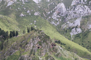 翠绿山峦间的自然景致