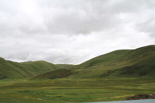 草原山峦间的阴天景致