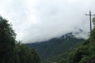 山间云雾缭绕的自然景致