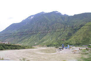 山间开阔地 远处青山巍峨
