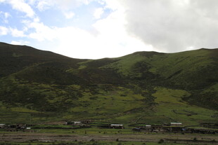 青山绿野间的宁静景致