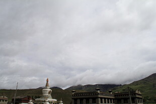 藏区建筑与远山的景致