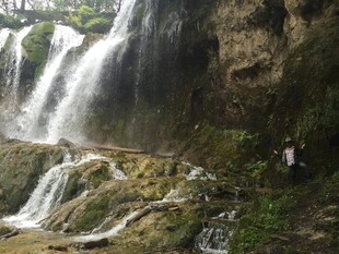 山间瀑布美景