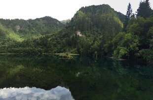 山间静谧湖水风光